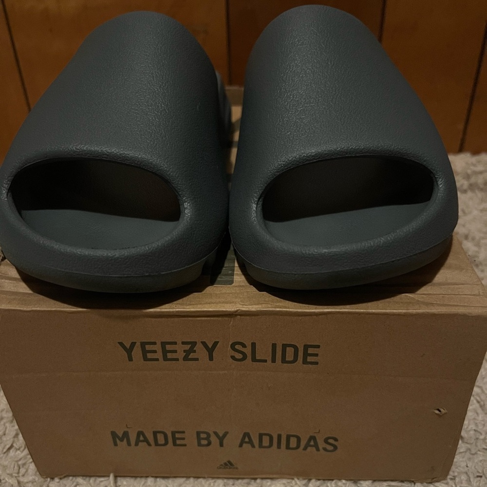 Yeezy Slide in Slate Marine